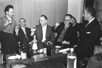 Thei, Wiel, Sjraar, Harie en Sjeng aan de borrel