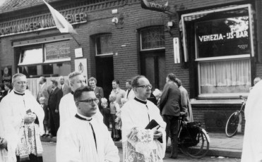 Heeroom, processie en Venezia ijssalon