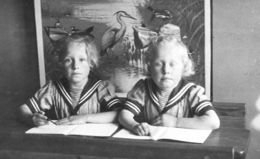 Marga en Maria op school