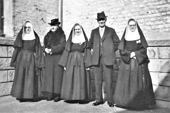 Oma en ome Henke met de zusters