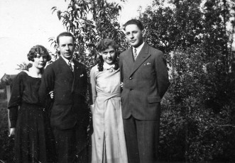 Ome Jan en Ome Sjraar met verloofde